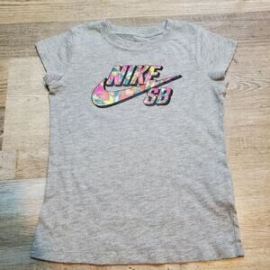 Nike SB size 6 medium girls tee